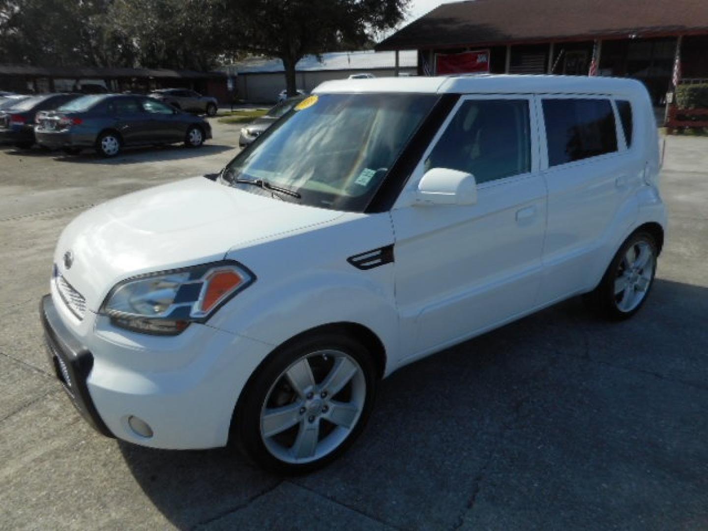 2010 WHITE KIA SOUL BASE; SPORT; + (KNDJT2A27A7) , located at 1200 Cassat Avenue, Jacksonville, FL, 32205, (904) 695-1885, 30.302404, -81.731033 - Photo#1